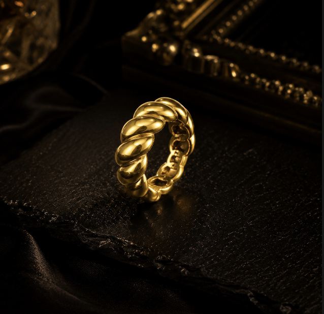 [AVEEN-RG-012] Golden Twist Bold Ring